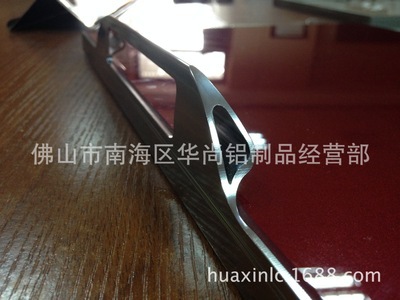 铣形镂空碳光板系列A A2250 现代铝制品的精致之选